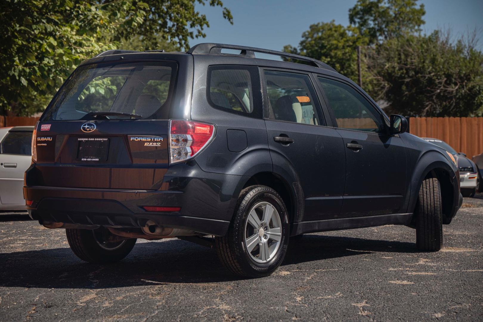 2012 GRAY SUBARU FORESTER 2.5X (JF2SHABC1CH) with an 2.5L H4 SOHC 16V engine, 4-SPEED AUTOMATIC transmission, located at 420 E. Kingsbury St., Seguin, TX, 78155, (830) 401-0495, 29.581060, -97.961647 - Photo#4